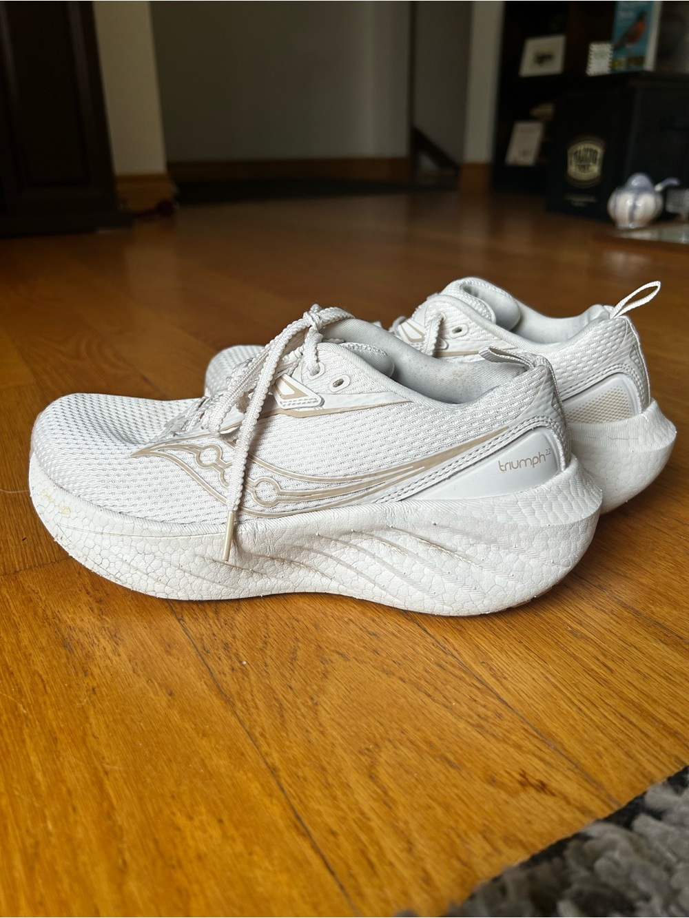 Saucony Triumph 22 Women's White Mesh Running Sneakers, Cloud Bottom, Size 6